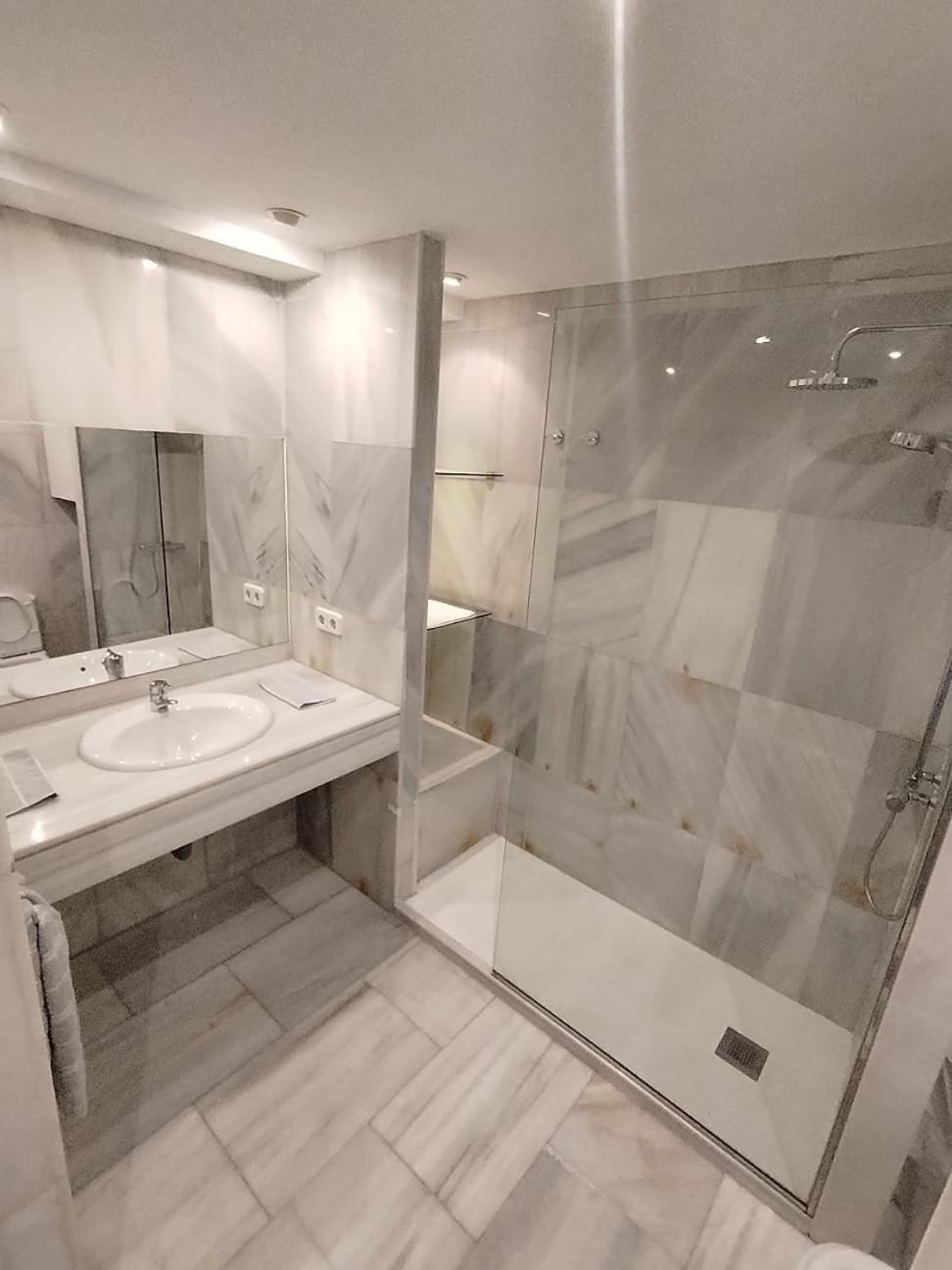 Hostel Latimoamericano Masculino Madrid Dış mekan fotoğraf